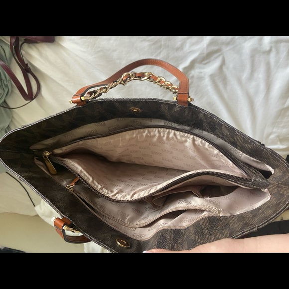 MICHEAL KORS PURSE - Picture 4 of 10